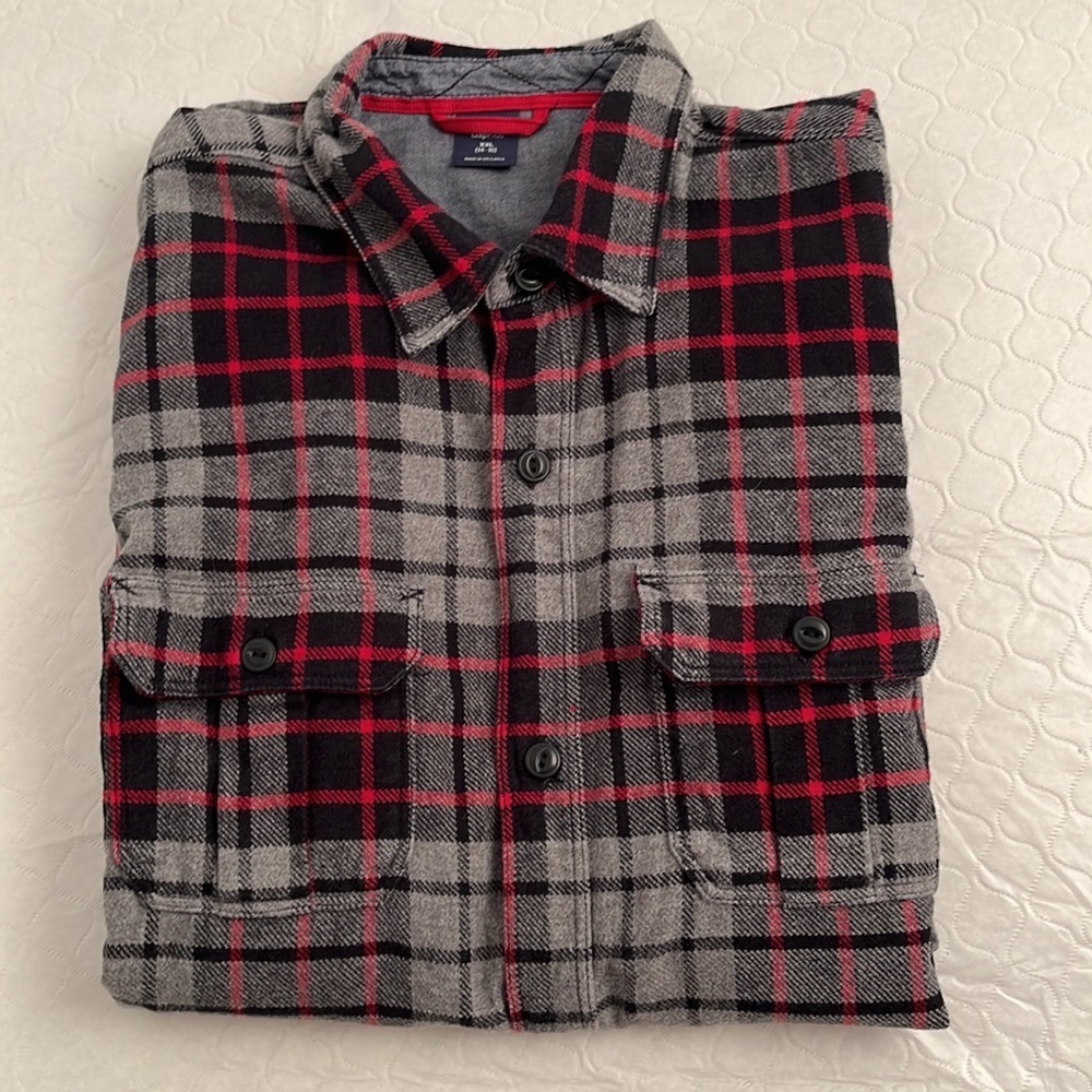 Gap rugged plaid gray black red flannel button down shirt